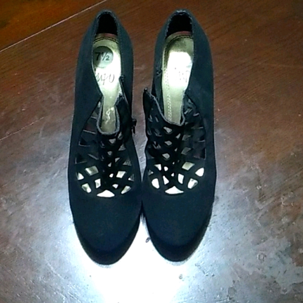 Black pumps
